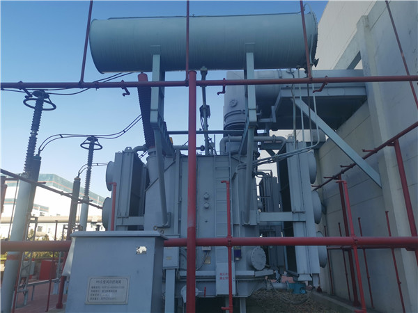 我公司承接龍口南山集團(tuán)SFP11-400000/220KVA超高壓電力變壓器維護(hù)保養(yǎng)現(xiàn)場。
