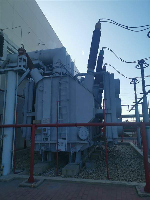 我公司承接龍口南山集團(tuán)SFP11-400000/220KVA超高壓電力變壓器維護(hù)保養(yǎng)現(xiàn)場。