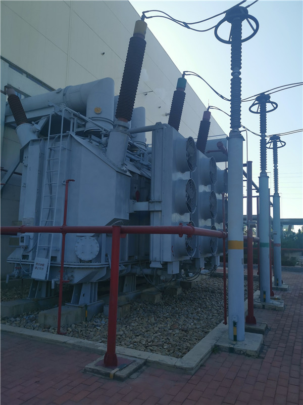 我公司承接龍口南山集團(tuán)SFP11-400000/220KVA超高壓電力變壓器維護(hù)保養(yǎng)現(xiàn)場。